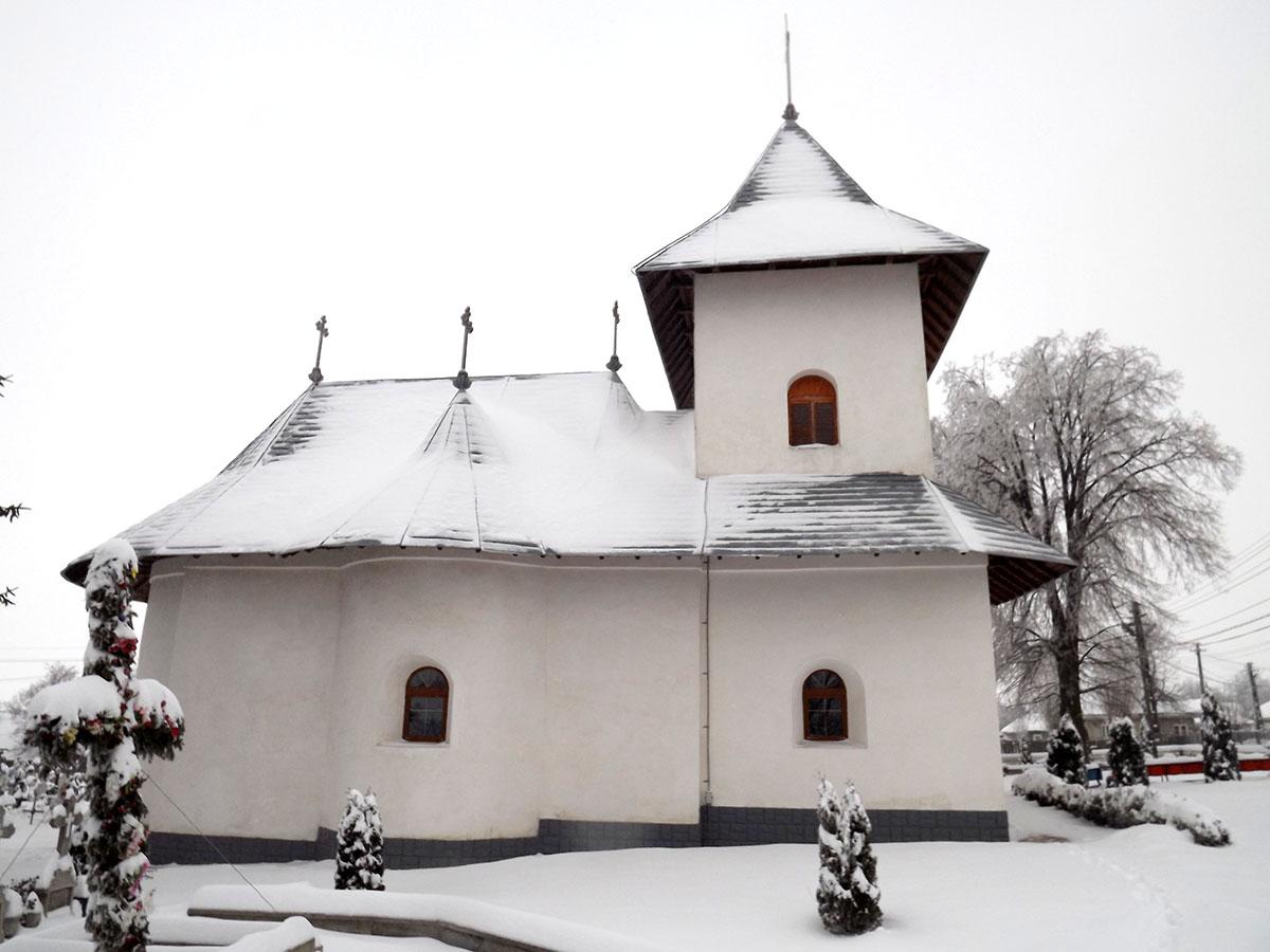 Biserica - vedere exterioară